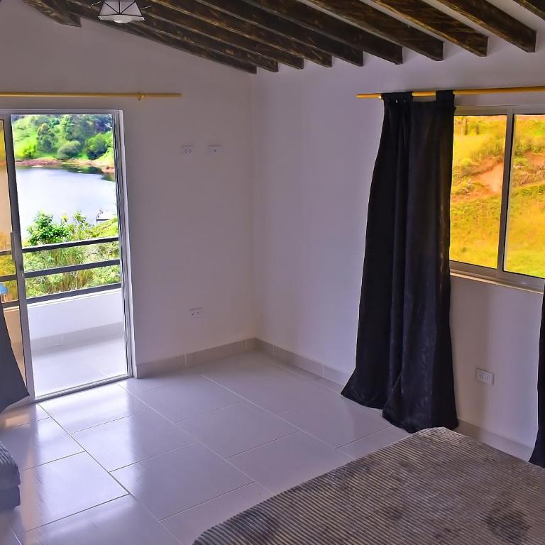 Preciosa Finca con Increíble vista frente al embalse de Guatapé con jacuzzi - Casa Vacacional de 3 dormitorios - 25