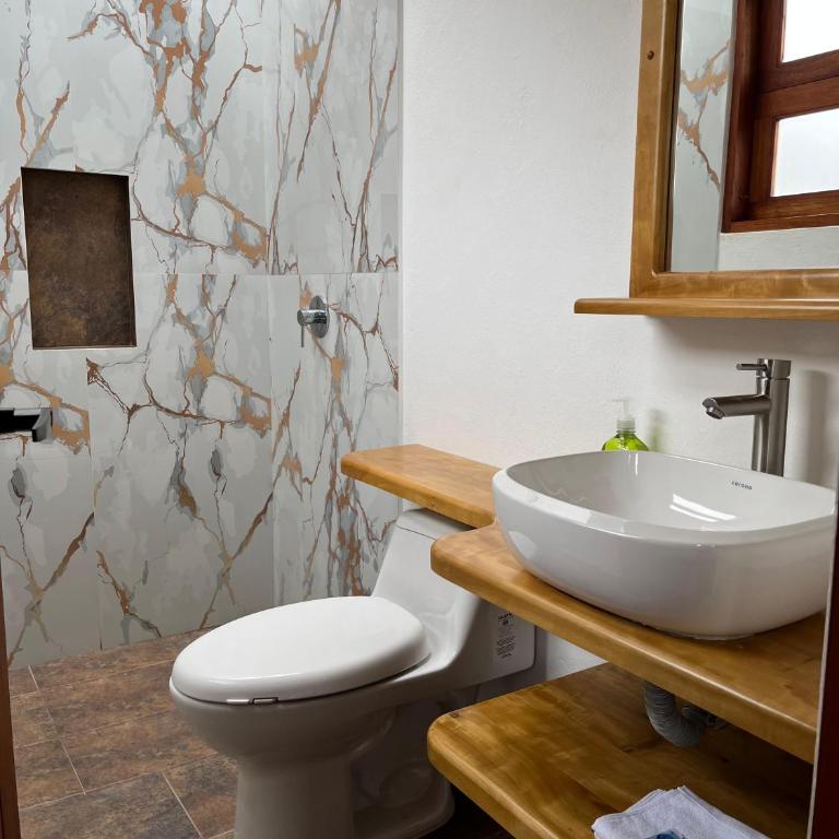 Habitación cama Queen baño privado - Double Room with Private Bathroom - 3