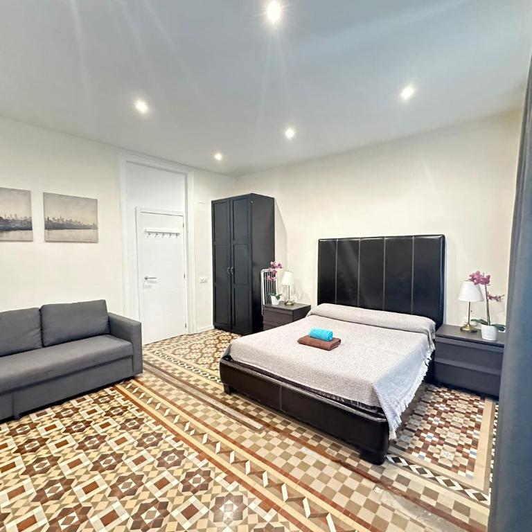 Habitaciones Balmes - Quadruple Room with Shared Bathroom - 4