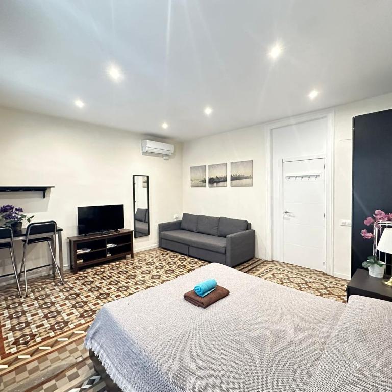 Habitaciones Balmes - Quadruple Room with Shared Bathroom - 2