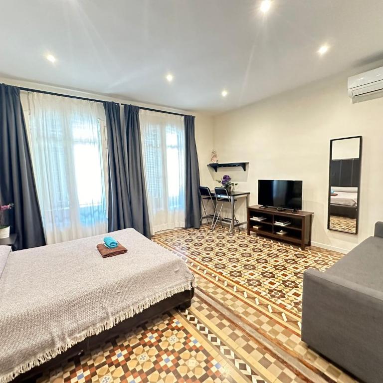 Habitaciones Balmes - Quadruple Room with Shared Bathroom - 3
