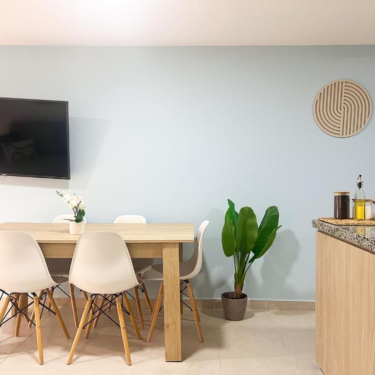 Comodo 2 cuartos AC y piscina - Two-Bedroom Apartment - 15