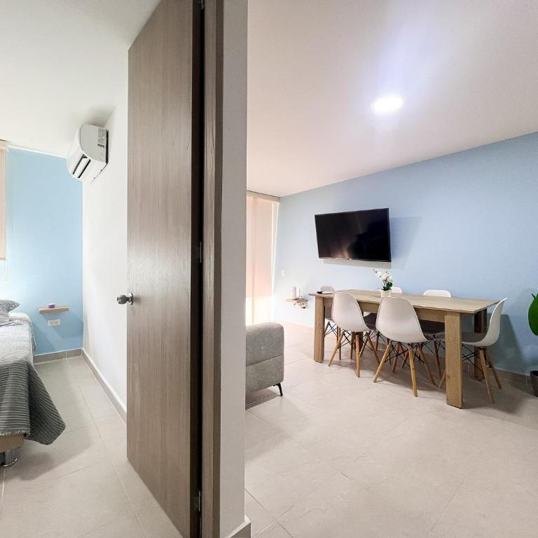 Comodo 2 cuartos AC y piscina - Two-Bedroom Apartment - 21