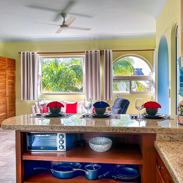 Casa Sonoma - Charming Condos Minutes from Beach & Reef - Apartment with Terrace - 10