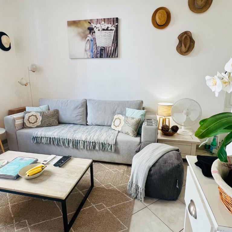 Balcony in Heart of pedestrian centre of Old Antibes - Apartment with Balcony - 8