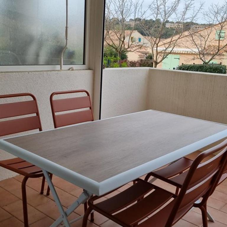 Le Lavandou : Agréable 2 pièces proche plage, terrasse, 4 personnes - FR-1-803-17 - Appartamento - 9