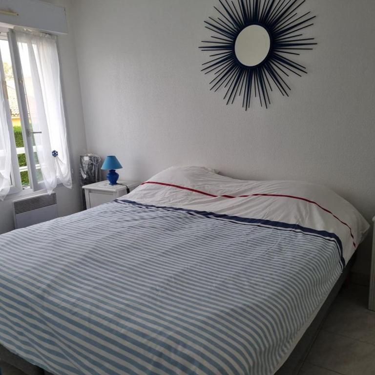 Le Lavandou : Agréable 2 pièces proche plage, terrasse, 4 personnes - FR-1-803-17 - Appartamento - 10
