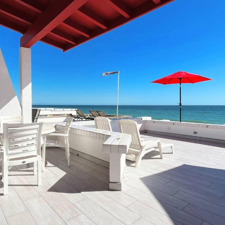Charming & Cozy Beachfront Condo Las Olas I 19 - Apartment - 2