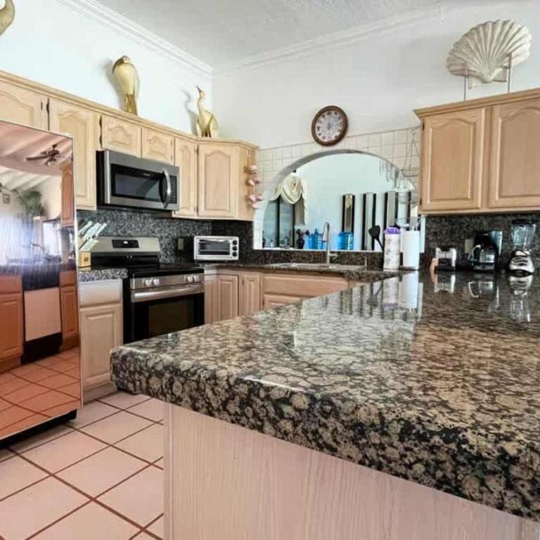 Comfortable Beachfront Condo Las Olas II 1 - Apartamento - 17