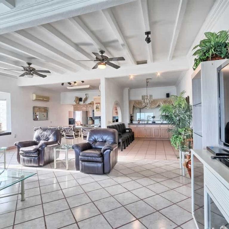 Comfortable Beachfront Condo Las Olas II 1 - Apartamento - 20