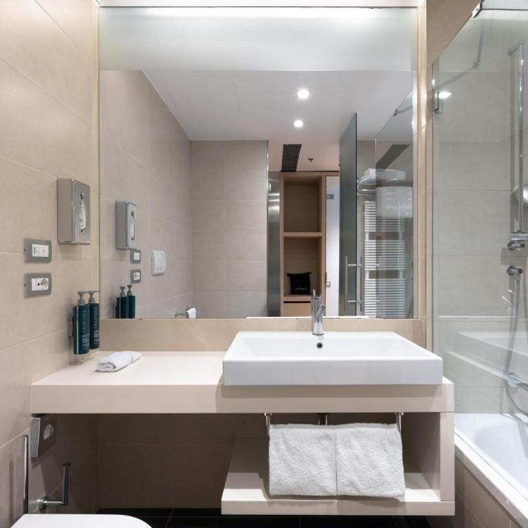 Hilton Garden Inn Venice Mestre - Queen Room with Two Queen Beds - 4