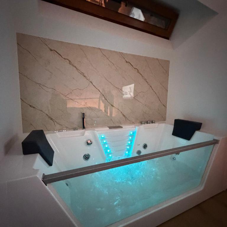 EPICENTAR Luxury Jacuzzi & Sauna Apartment in Baščaršija - Private Spa Experience - Apartman sa 1 Spavaćom Sobom - 14