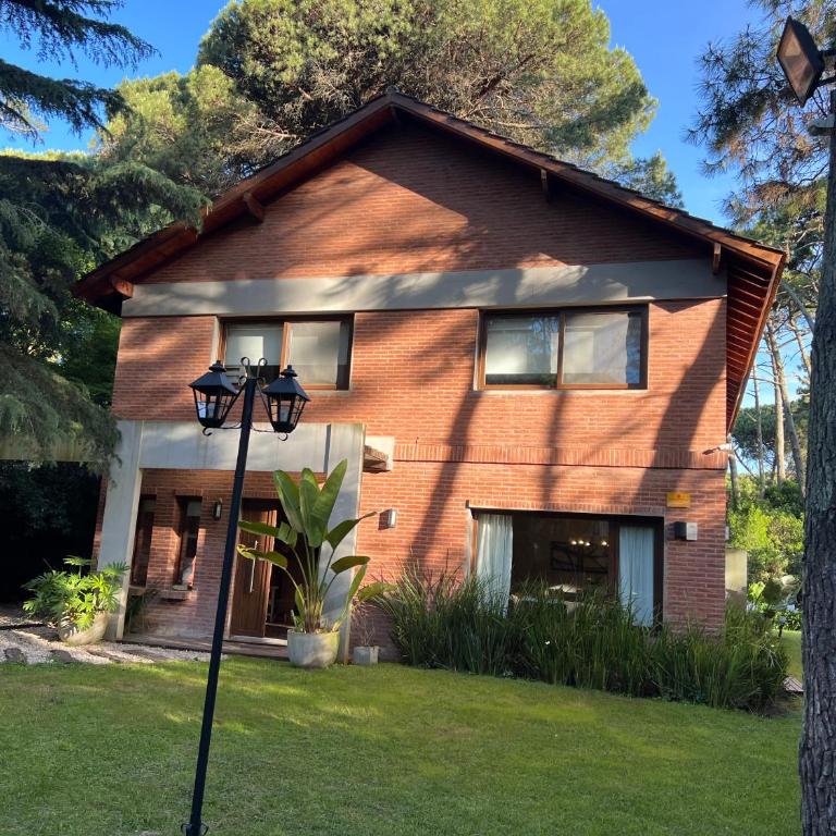Casa para 16 personas en el corazon de Carilo - Casa de 6 dormitorios - 1