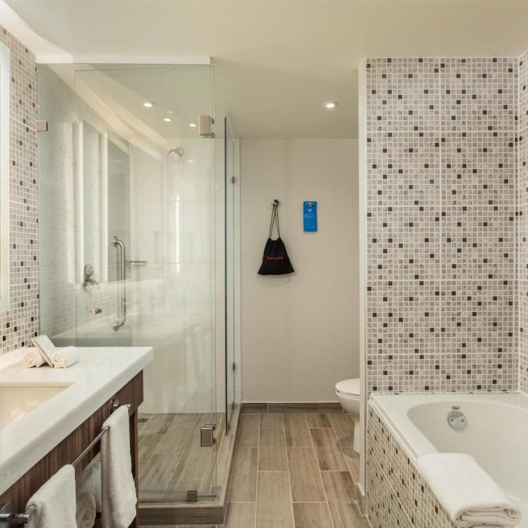 Hampton Inn By Hilton Tijuana - Premium King Room with Sofa Bed and Bath - 3
