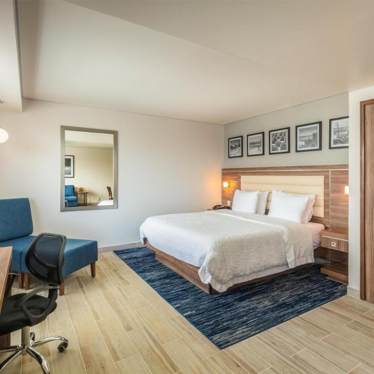 Hampton Inn By Hilton Tijuana - Premium King Room with Sofa Bed and Bath - 4
