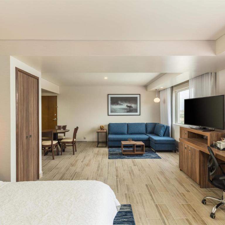 Hampton Inn By Hilton Tijuana - Premium King Room with Sofa Bed and Bath - 1