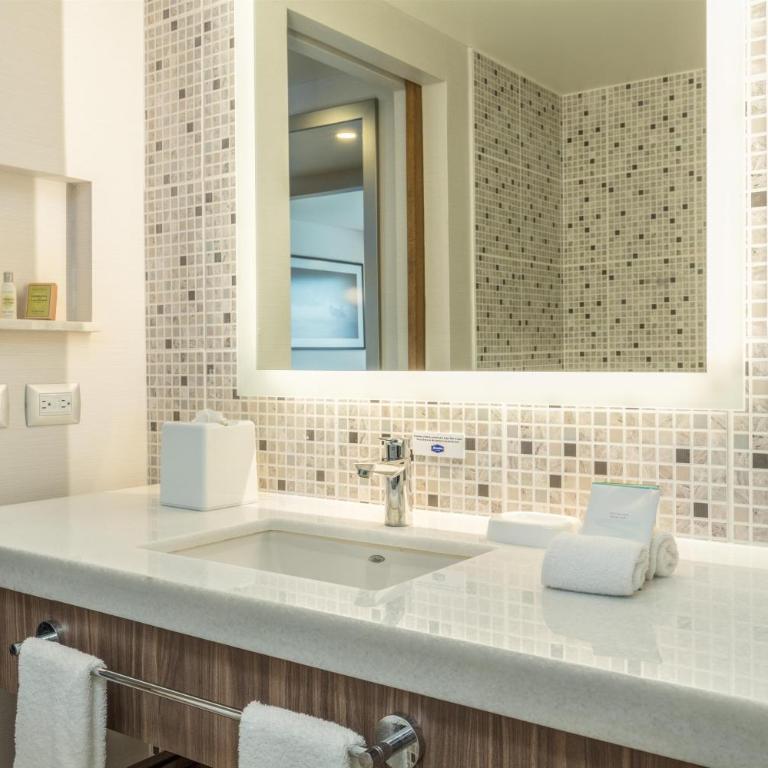 Hampton Inn By Hilton Tijuana - Premium King Room with Sofa Bed and Bath - 2
