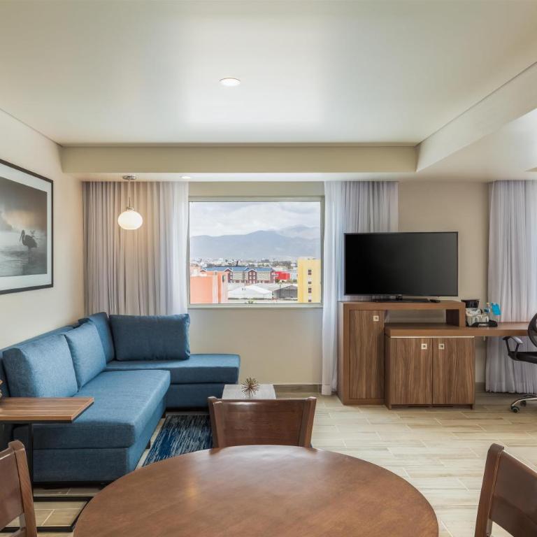 Hampton Inn By Hilton Tijuana - Premium King Room with Sofa Bed and Bath - 6