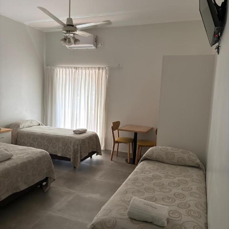 Hotel Europa - Habitación Cuádruple con balcón - 1