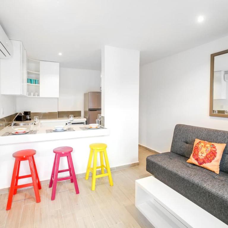 Valentina Suites by Las Flores Vacation Rentals - Classic One-Bedroom Apartment with King Bed - 9