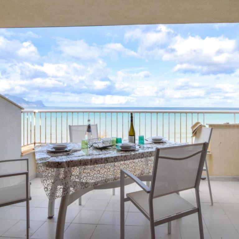 Seafront stay in Alcamo - Three-Bedroom Apartment - 8