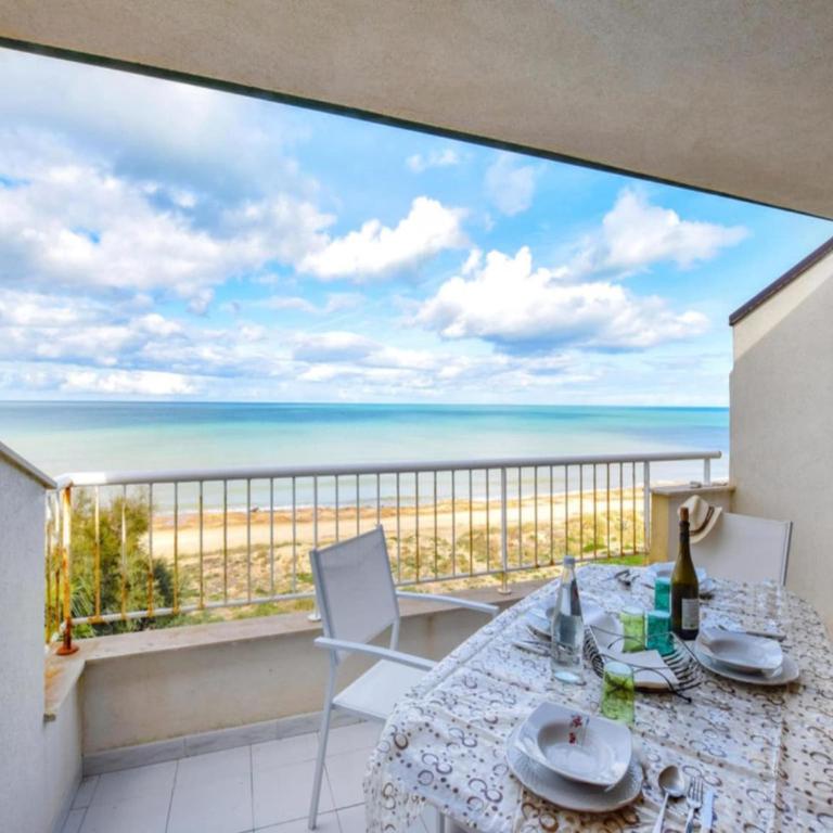 Seafront stay in Alcamo - Three-Bedroom Apartment - 5