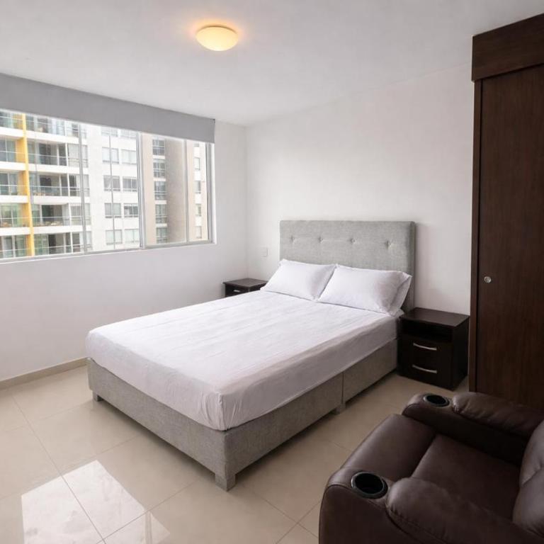 Moderno-zona tranquila-Vista a la piscina-GYM - Three-Bedroom Apartment - 3
