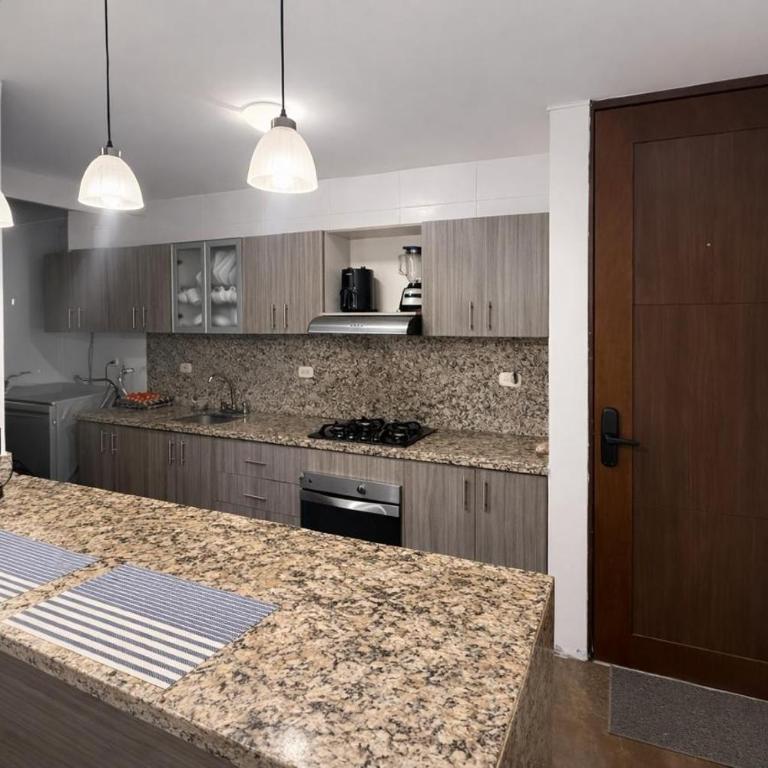 Moderno-zona tranquila-Vista a la piscina-GYM - Three-Bedroom Apartment - 4