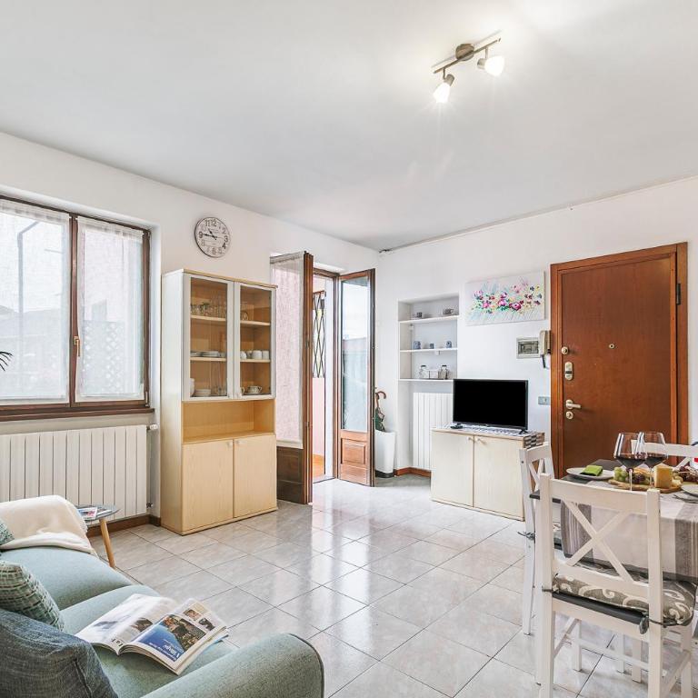 Petalo Bianco: 100m from Lake, Parking and Balcony - Happy Rentals - Appartamento con 1 Camera da Letto - 2