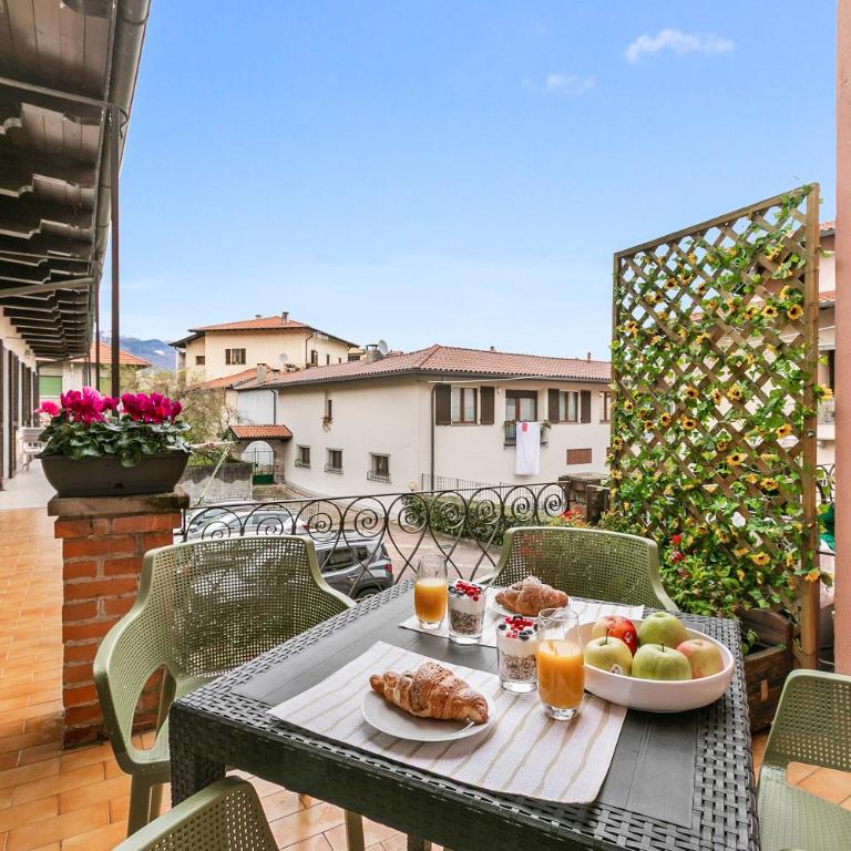 Petalo Bianco: 100m from Lake, Parking and Balcony - Happy Rentals - Appartamento con 1 Camera da Letto - 7