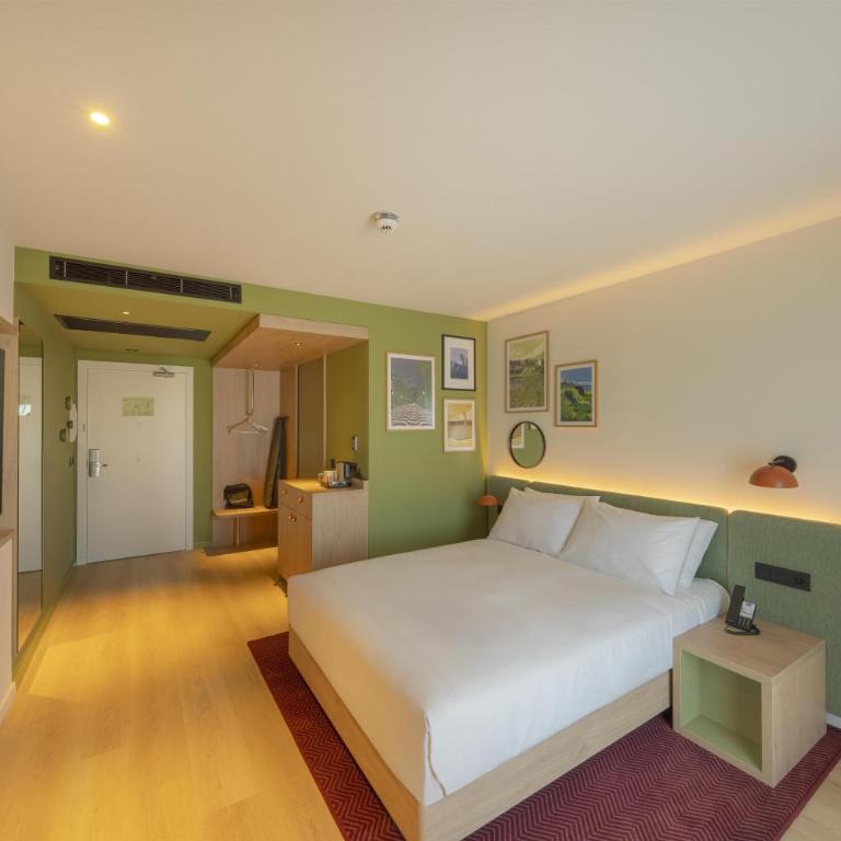 Hampton By Hilton Alicante Airport - Queen Room - Accessible - 3