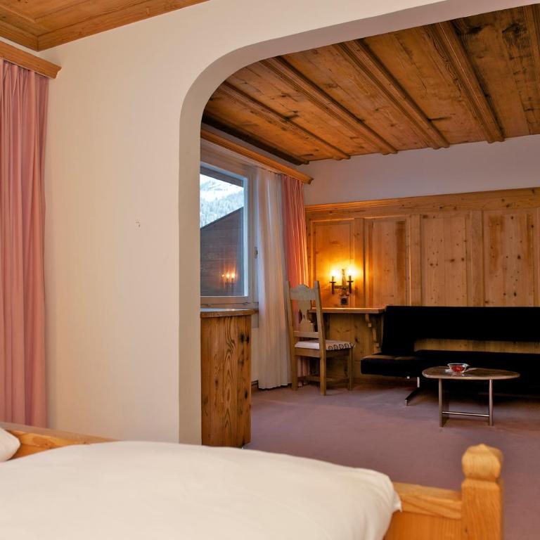 Hotel Restaurant Chesa - Deluxe Doppelzimmer mit Balkon - 9