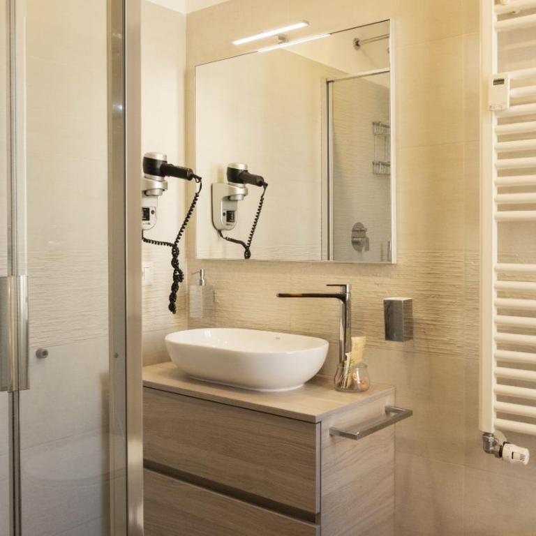 Milano 71 - Camera Matrimoniale con Bagno Privato - 14