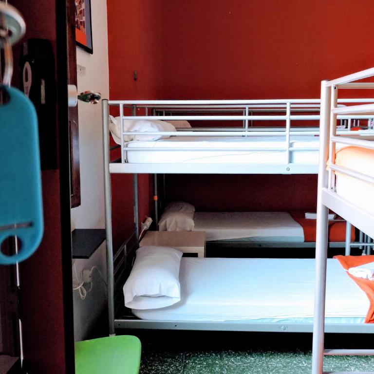 Feetup Home Backpackers Valencia - Bed in 12-Bed Dormitory Room - 4
