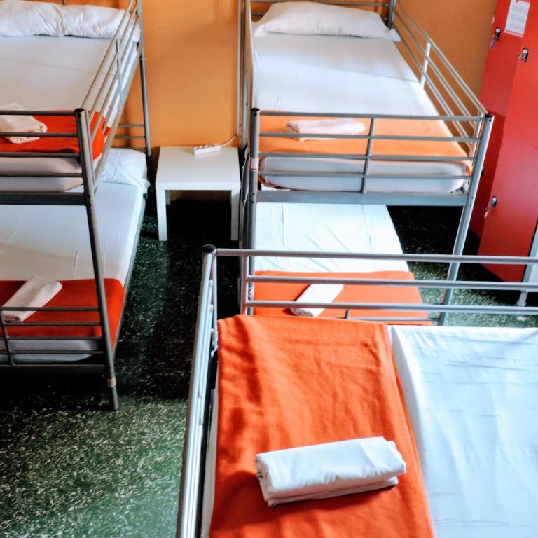 Feetup Home Backpackers Valencia - Bed in 12-Bed Dormitory Room - 6