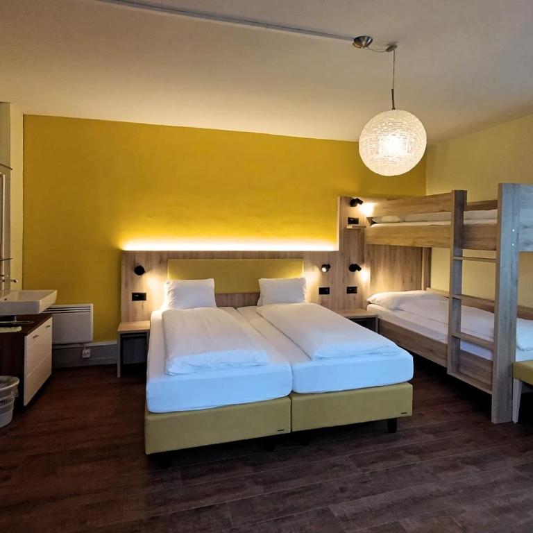 Budget Waldhotel - shared bathrooms - Quadruple Family Room with Shared Bathroom - 1