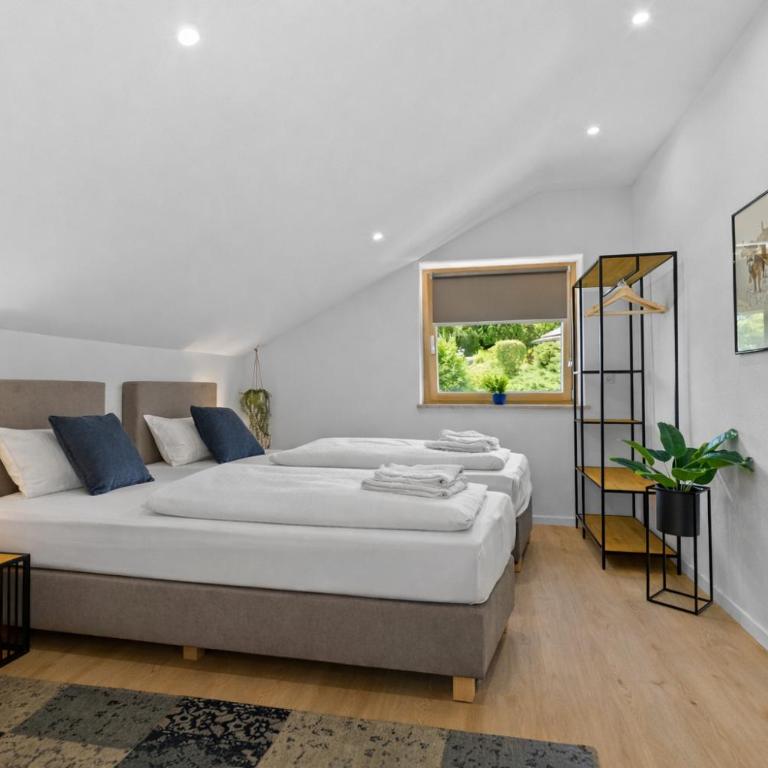 ALPENglück - Stylisches Dachgeschoss-Apartment mit Bergblick, großer Balkon & 3 Schlafzimmern - Apartment mit 3 Schlafzimmern - 3