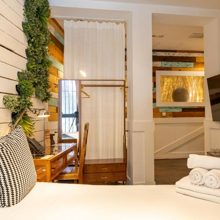 Abalú Collection Hotel Life Gran Via - Deluxe Suite with Spa Bath - 3