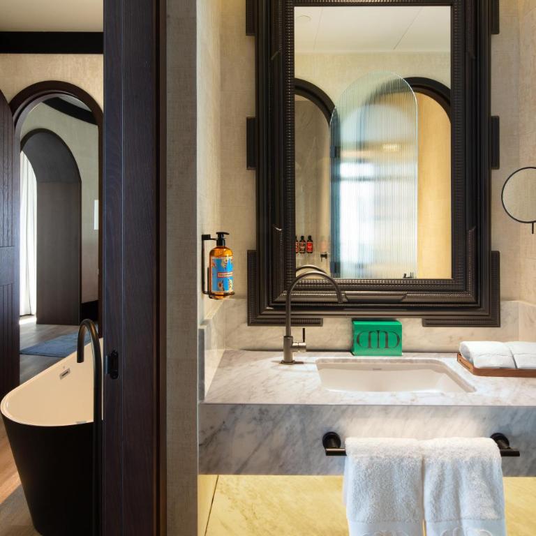Hotel Montera Madrid, Curio Collection By Hilton - Suite Familiar comunicada - 13