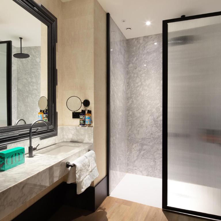 Hotel Montera Madrid, Curio Collection By Hilton - Habitación Purisima adaptada para personas con movilidad reducida - 1 cama extragrande - 2