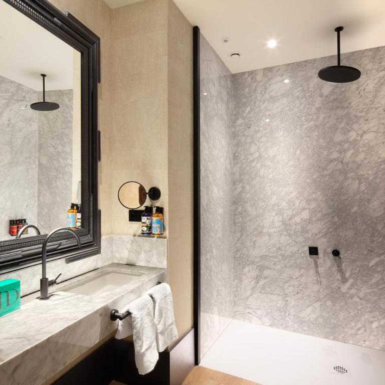 Hotel Montera Madrid, Curio Collection By Hilton - Habitación Purisima adaptada para personas con movilidad reducida - 1 cama extragrande - 3