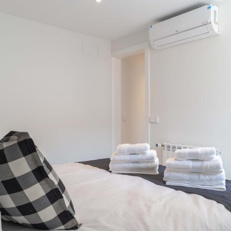 Deluxe Penthouse Downtown Madrid - Three-Bedroom Apartment - 22