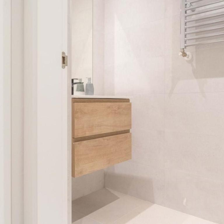 Deluxe Penthouse Downtown Madrid - Three-Bedroom Apartment - 37