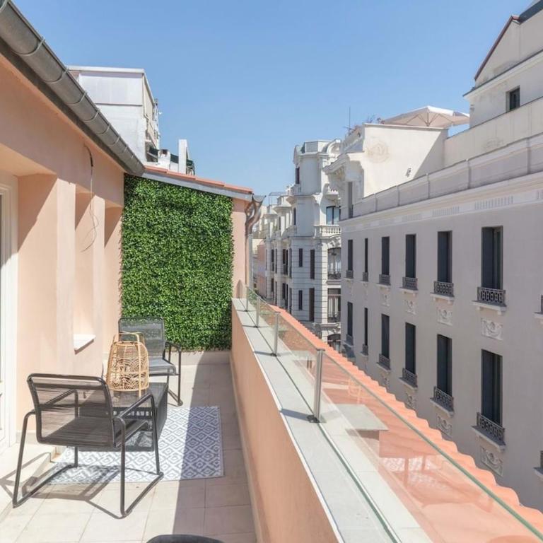 Deluxe Penthouse Downtown Madrid - Three-Bedroom Apartment - 19