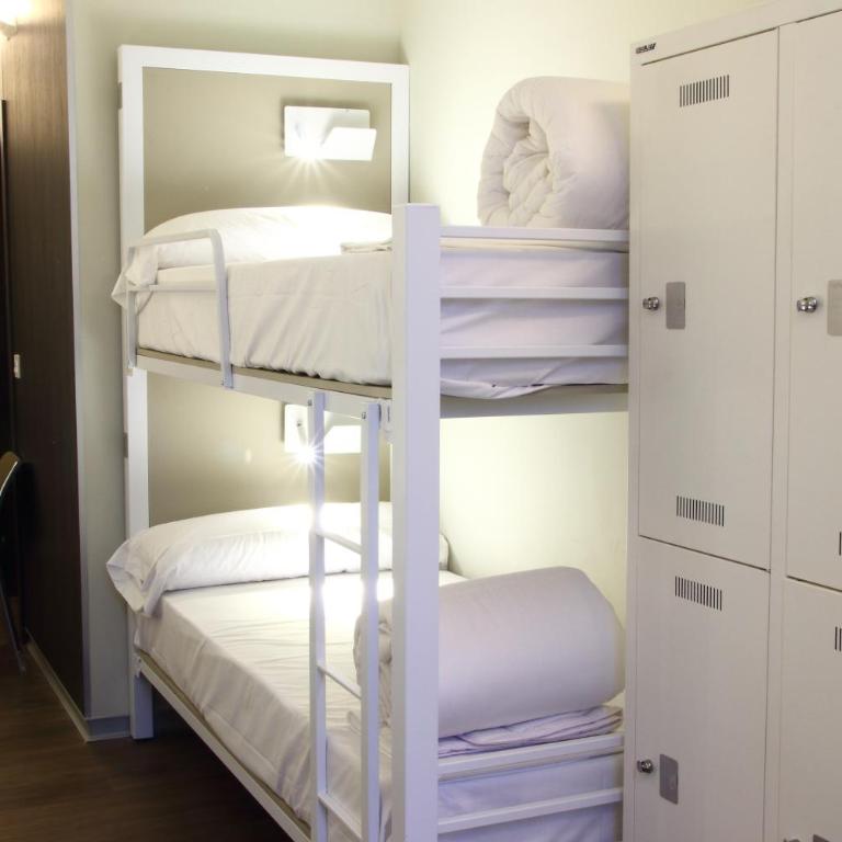 Poshtel Bilbao - Premium Hostel - Deluxe Bunk Bed in 4, 6, 8-Bed Mixed Dormitory Room with Private Bathroom - 2