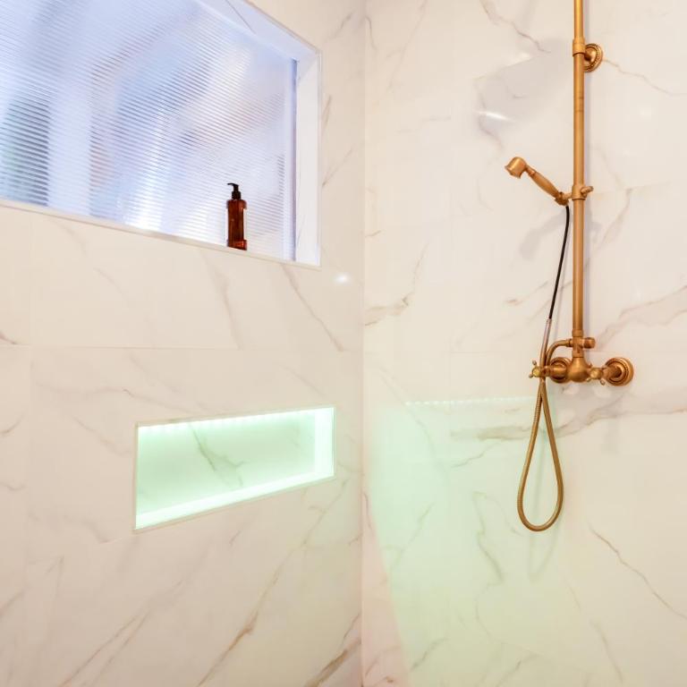 Abalú Collection Hotel Life Gran Via - Deluxe Suite with Spa Bath - 5