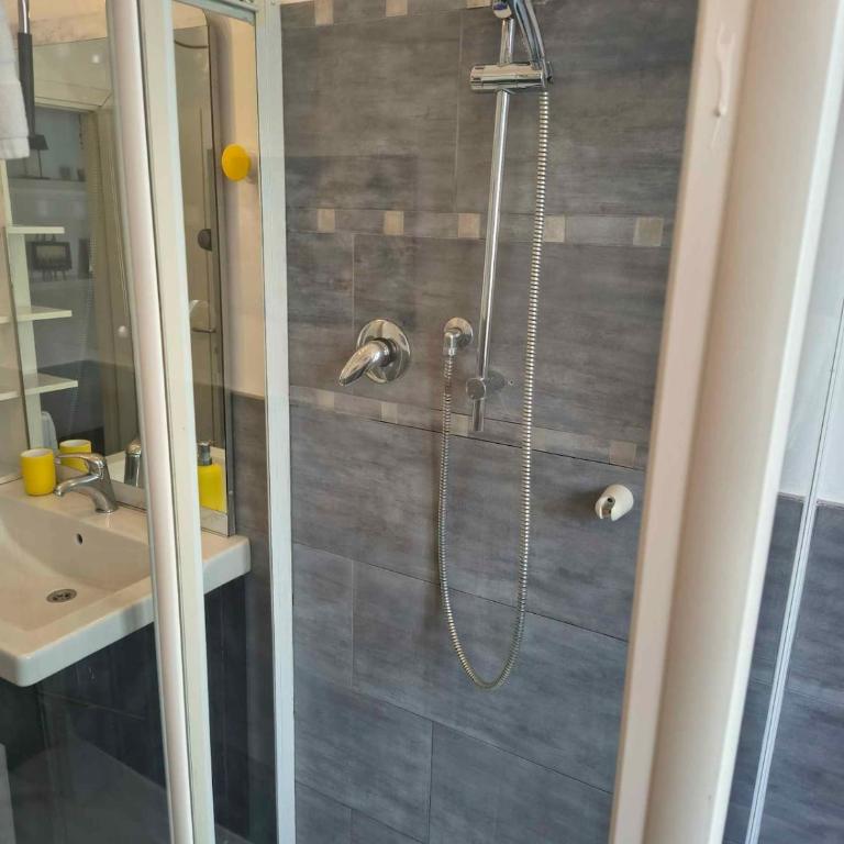 Bologna House Fioravanti 25 - Appartamento con 2 Camere da Letto e Vista Città - 17