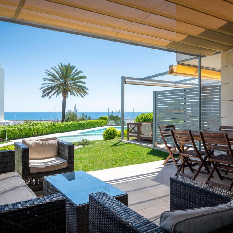 AT051 A pocos metros de la playa, equipamiento completo, piscina comunitaria - Villa con vistas al jardín - 2