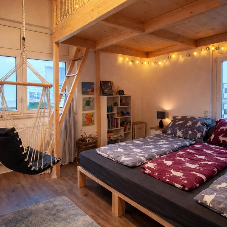 Familienauszeit in Hirschs Dachstüberl mit 2,4m breitem Familienbett, Spiel- und Schlafgalerie für Kinder, aktivCard, Pool, Sauna und Panoramaausblick - Apartment mit 1 Schlafzimmer und Balkon - 17