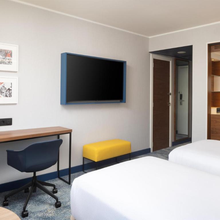 Hilton Barcelona - Twin Room with City View - Top Floor - 5